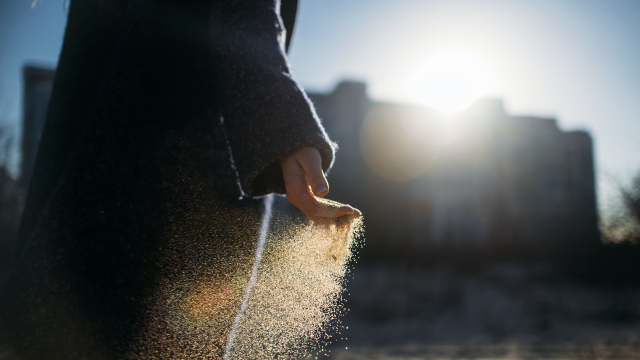 sun_hand_dust_particles_unsplash