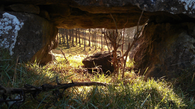 sunlight_rocks_cave