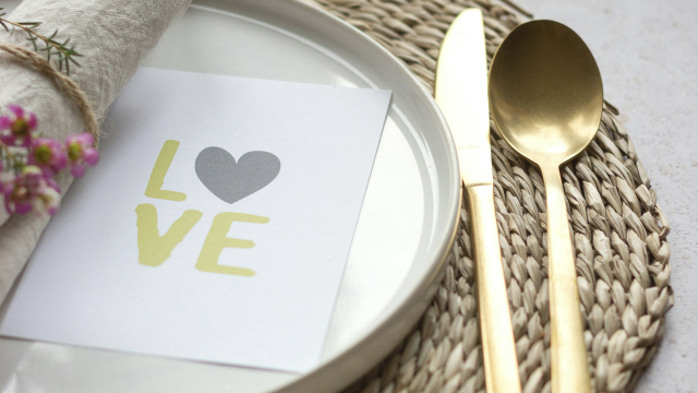 table_setting_love_cutlery_unsplash