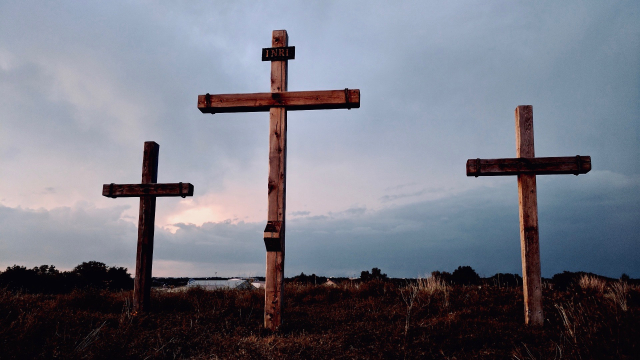 three_wooden_crosses