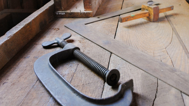 tools_work_bench_apprentice_unsplash