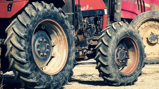 tractor_tyres_machinery_farm_unsplash