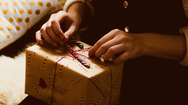 unwrapping_box_gift_unsplash