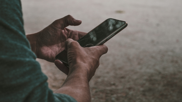 using_phone_communication_unsplash