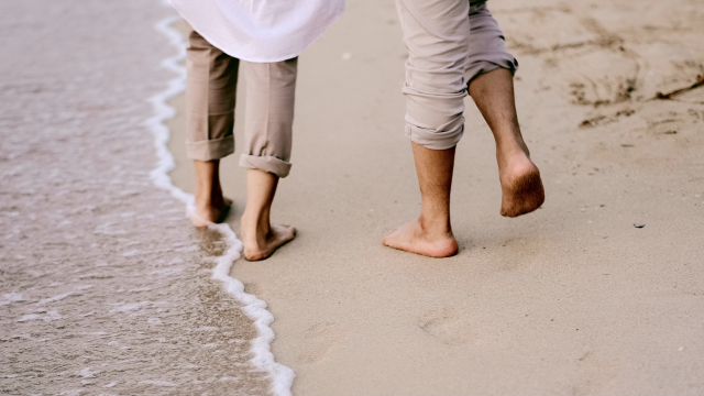 walking_beach_feet_unsplash