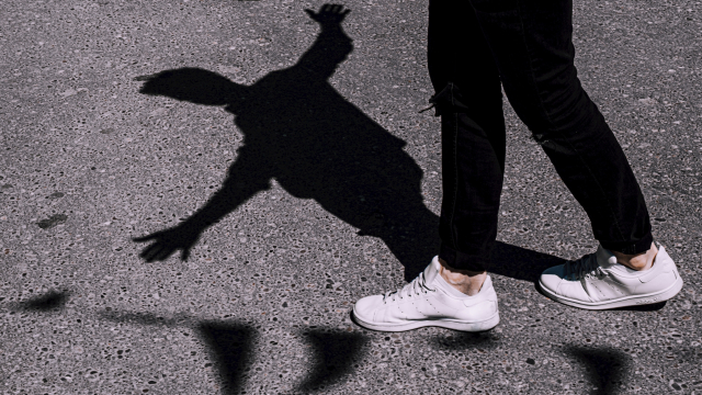 walking_steps_shadows_unsplash