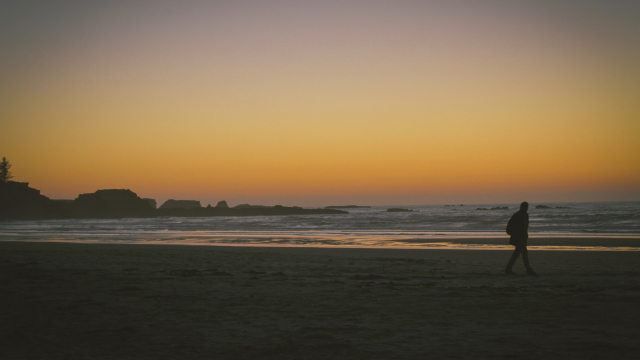 walking_sunrise_beach_unsplash