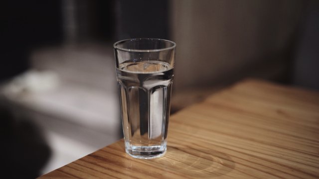 water_glass_table_drink_unsplash