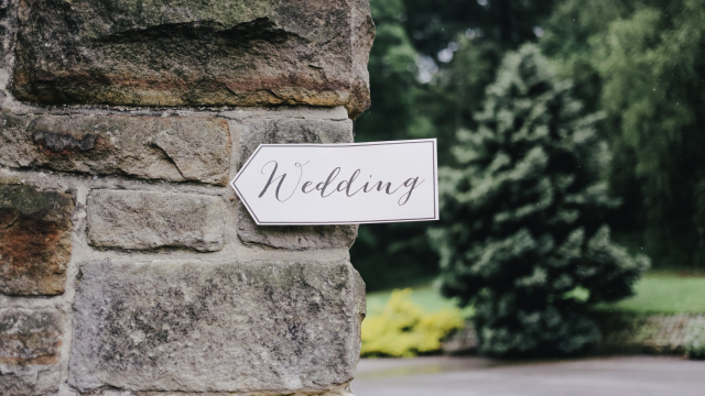 wedding_sign_stone_wall_unsplash