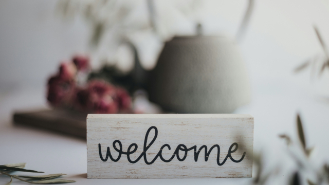 welcome_sign_teapot_unsplash