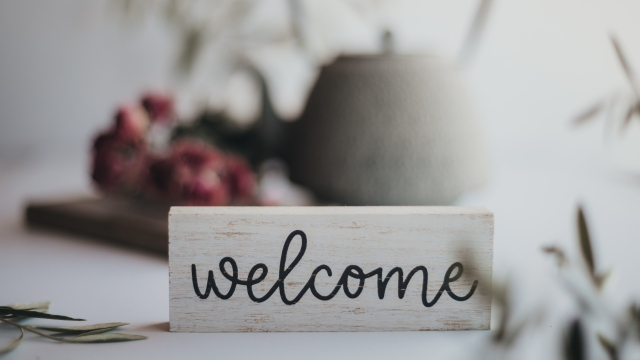 welcome_teapot_sign_unsplash