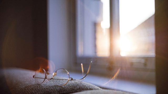 window_sunlight_glasses