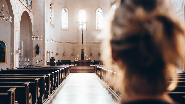 woman_church_pews_unsplash