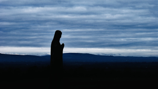 woman_praying_silhoeutte_sky_unsplash