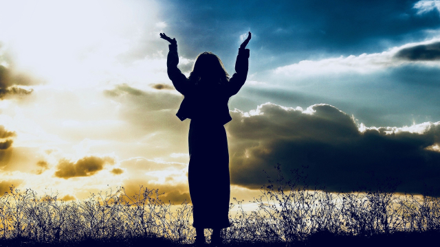 woman_praying_silhouette_sunset