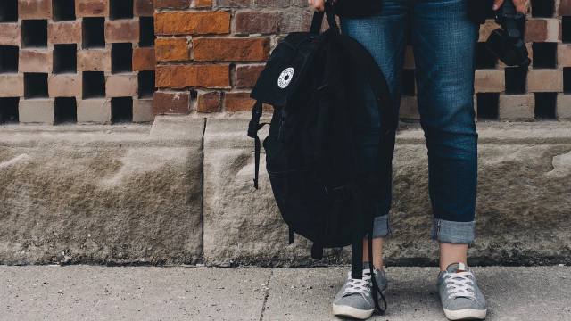 woman_rucksack_urban