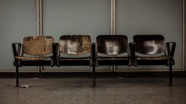 wooden_chairs_waiting_room_unsplash