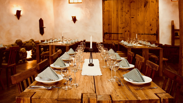 wooden_tables_banquet